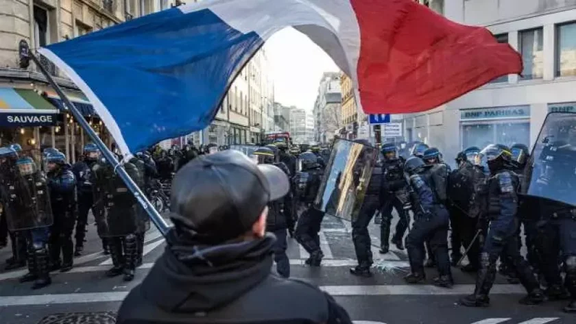 Fransada polislər də etiraz aksiyasına qoşuldu