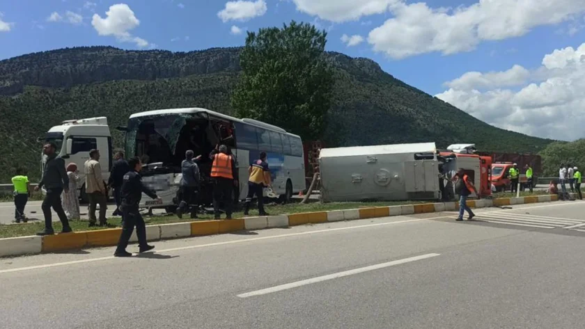 Türkiyədə avtobus qəzası, ölü və çoxlu sayda yaralı var