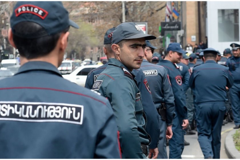 Ermənistanda polis əməkdaşlarından vəkilə qarşı zorakılıq