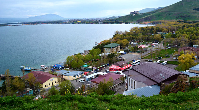 Göyçə gölünün ortasından yeni xətt çəkilməlidir