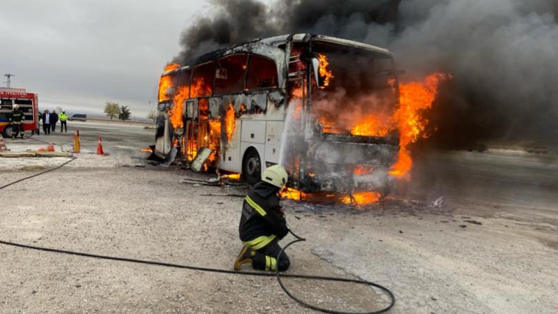 Sərnişin avtobusu yandı