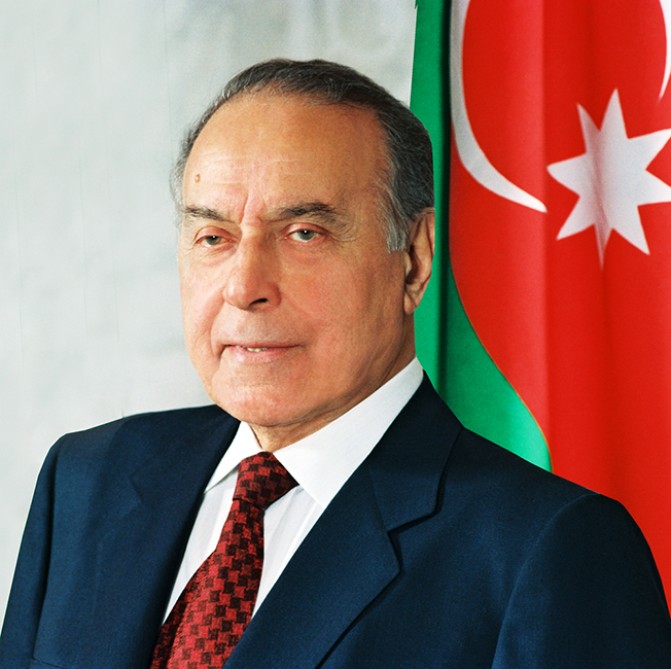 Tarix  yazan əbədiyaşar lider
