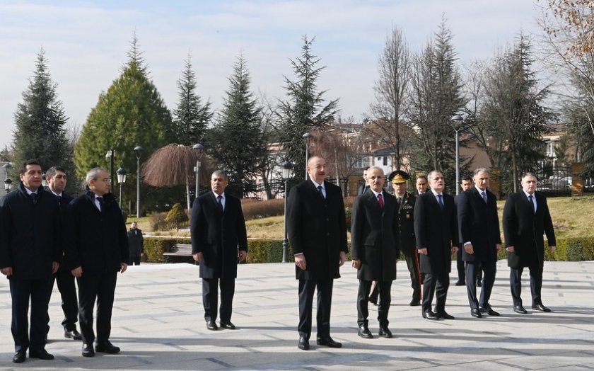 Prezident Ankarada Ulu Öndər Heydər Əliyevin abidəsini ziyarət edib - YENİLƏNİB