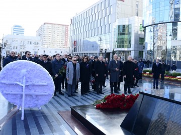 Yeni Azərbaycan Partiyasının nümayəndələri Xocalı soyqırımı abidəsini ziyarət ediblər