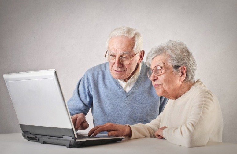 Yaşlı insanlar arasında internet istifadəçilərinin sayı artıb