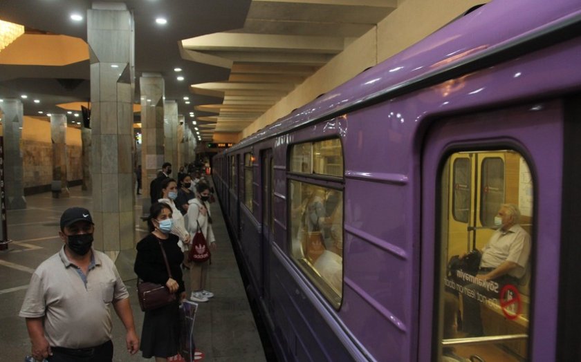 "28 May" metrostansiyasında sərnişin qatarın yoluna düşüb