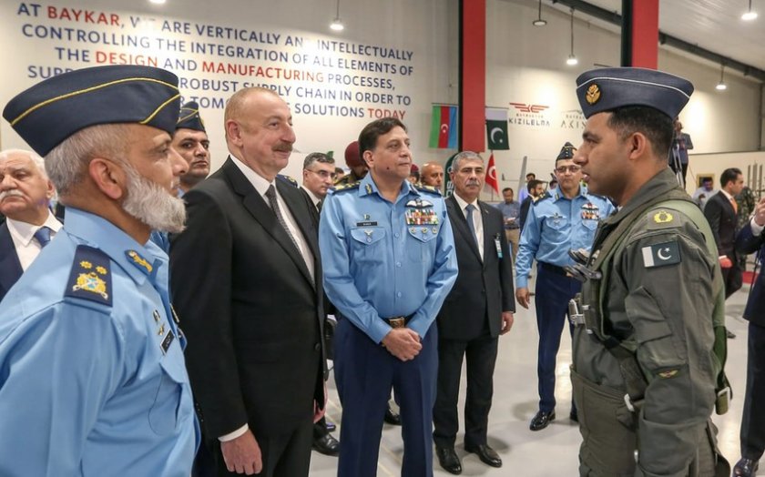 İlham Əliyev İslamabadda "Milli Aerokosmik Elm və Texnologiya Parkı"nda hərbi sərgi ilə tanış olub