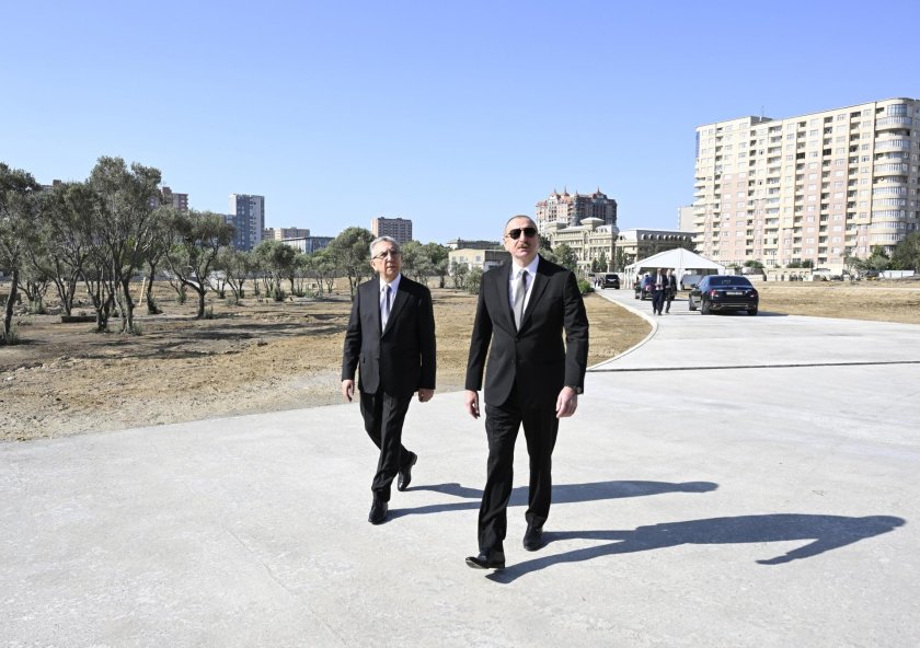 Prezident Bakıda “Gənclik” metrosu yanında yaradılan yeni parkda işlərin gedişi ilə tanış olub