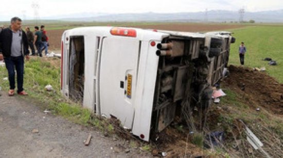 Sərnişin avtobusu aşdı, çoxlu sayda ölən var