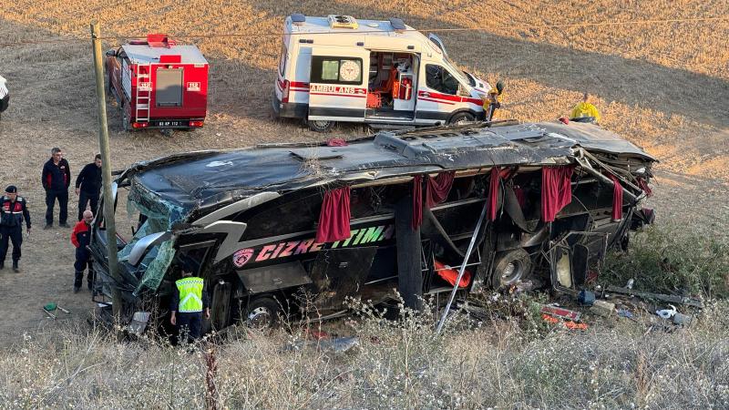 Sərnişin avtobusu aşdı, çoxlu sayda yaralı var