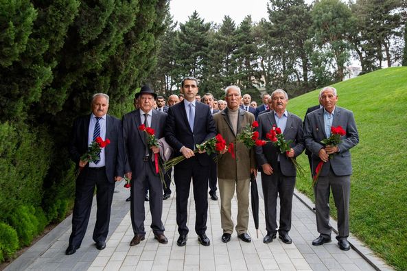 ADY kollektivi Fəxri Xiyaban və Şəhidlər Xiyabanını ziyarət edib