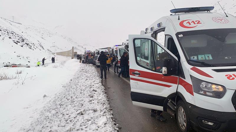 Sərnişin avtobusu aşdı, yaralılar var