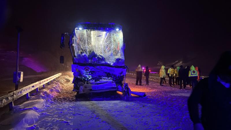 Sərnişin avtobusu TIR-a çırpıldı, ölən var