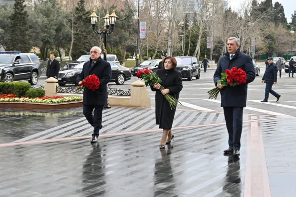 Dövlət və hökumət rəsmiləri Xocalı soyqırımı abidəsini ziyarət ediblər