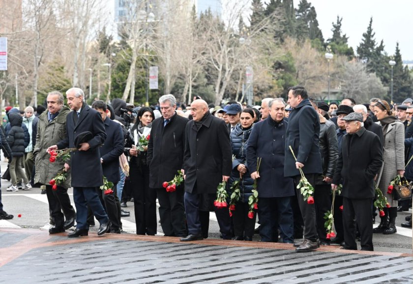 Milli Məclisin kollektivi Xocalı soyqırımı abidəsini ziyarət edib