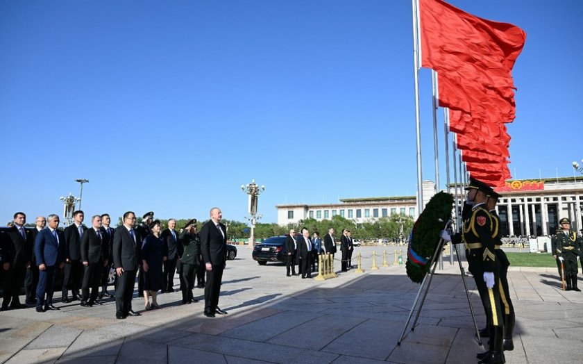 Azərbaycan Prezidenti Pekində Xalq Qəhrəmanları Abidəsini ziyarət edib