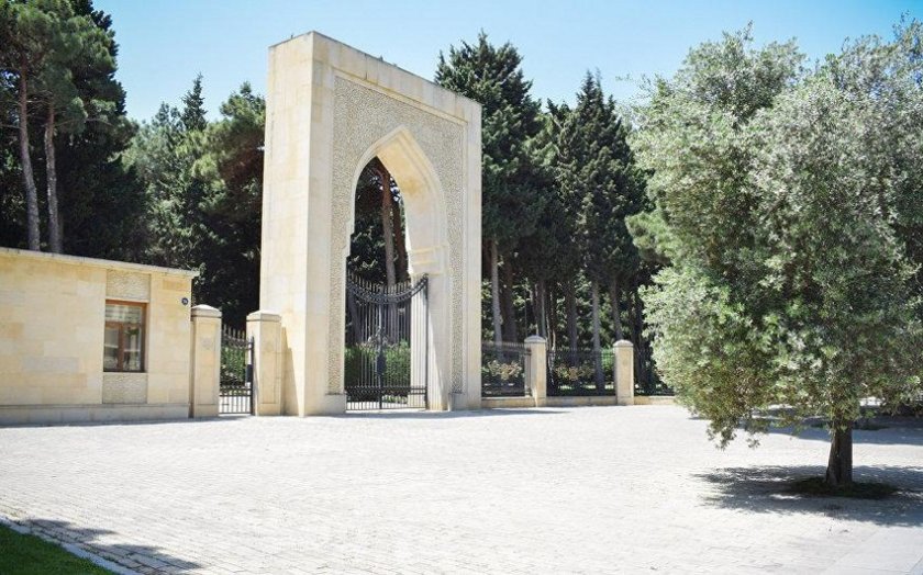 Gürcüstan Prezidenti Fəxri və Şəhidlər xiyabanlarını ziyarət edib