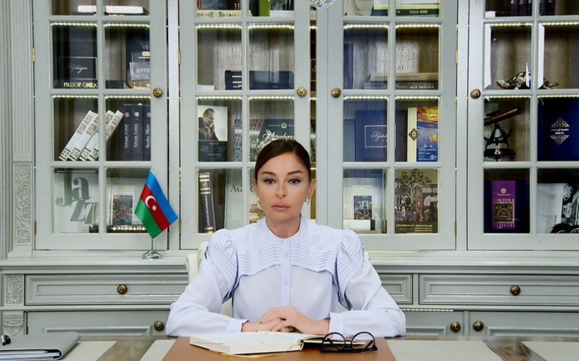 Mehriban Əliyeva Pekindəki Böyük Xalq Sarayından paylaşım edib