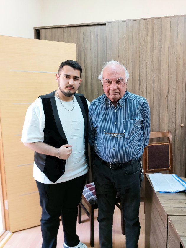 Cavanşir Quliyev Altun Süleymanova öz mahnısını hədiyyə etdi