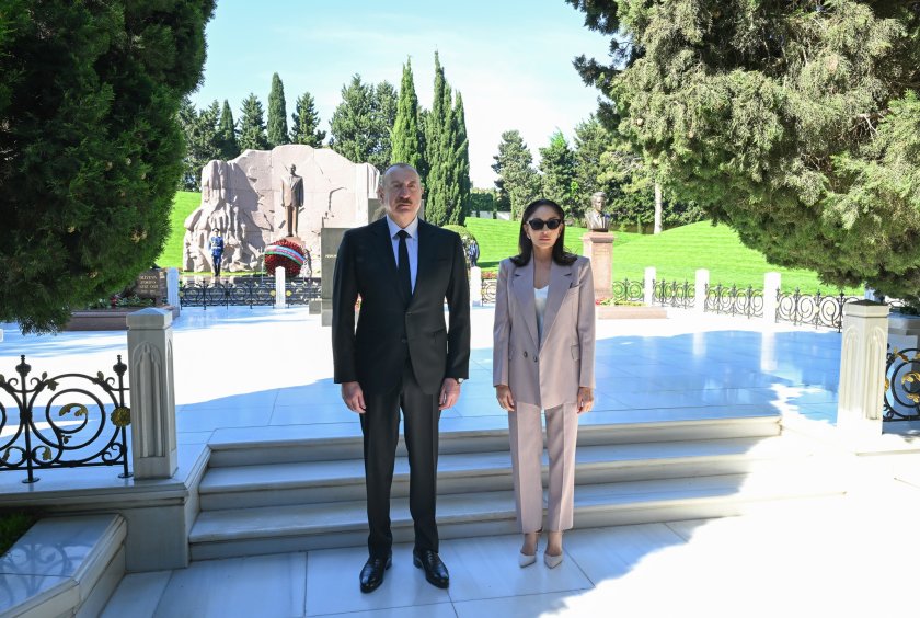 İlham Əliyev və Mehriban Əliyeva Fəxri xiyabanda Ulu Öndər Heydər Əliyevin məzarını ziyarət ediblər
