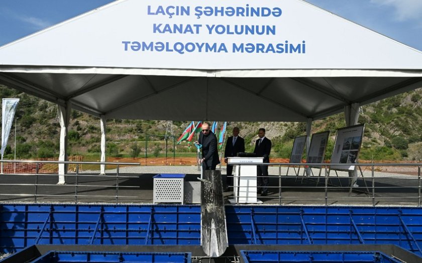 Prezident İlham Əliyev Laçın kanat yolunun təməlini qoyub
