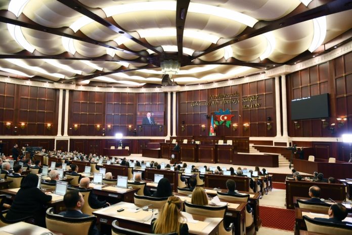 Parlamentdə 2024-cü il dövlət büdcəsinin icrasına dair qanun layihəsi birinci oxunuşda qəbul edilib
