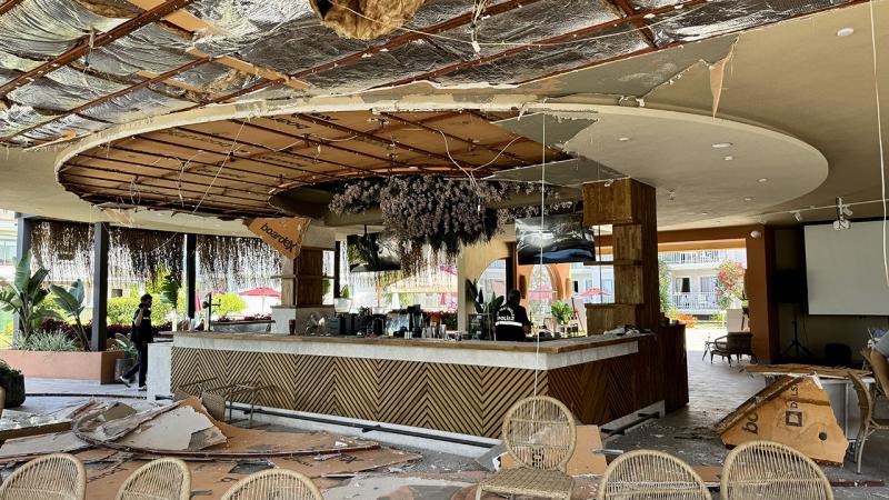Restoranın tavanı çökdü, yaralılar var