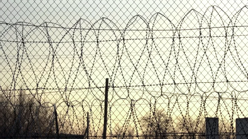 Qazaxıstanda 30-dan çox valideyn övladlarını atdığına görə məhkum edilib