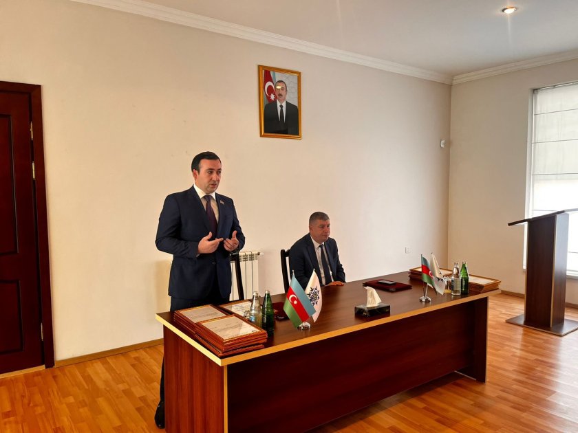 Deputat yüksək bal toplayan gənclərlə görüşüb