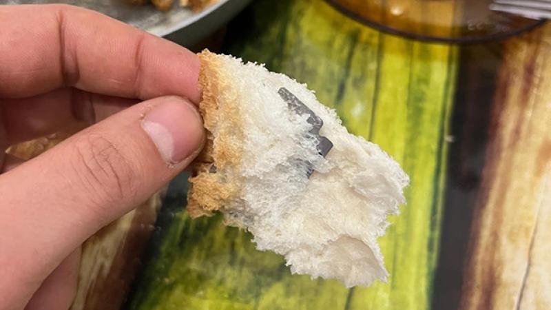 Çörəyin içindən ülgüc çıxıb-FOTO