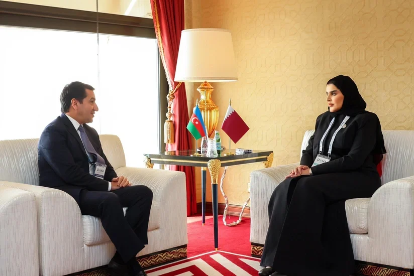 Hikmət Hacıyev Qətərin dövlət naziri ilə Bakı və Doha arasında münasibətləri müzakirə edib