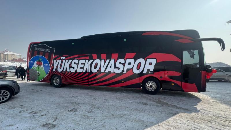 Prezident futbol komandasına avtobus hədiyyə etdi