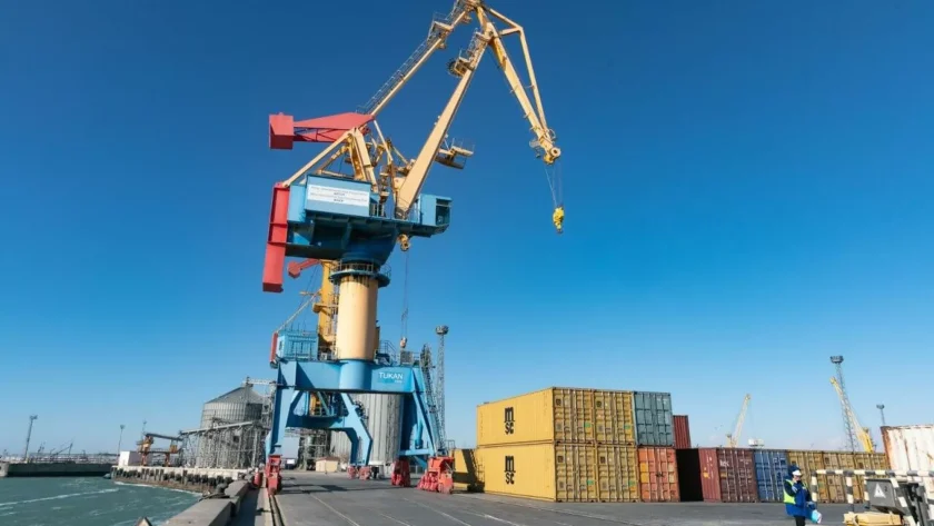 Qazaxıstan Xəzər dənizi üzərindən yük daşımalarını 15% artırır
