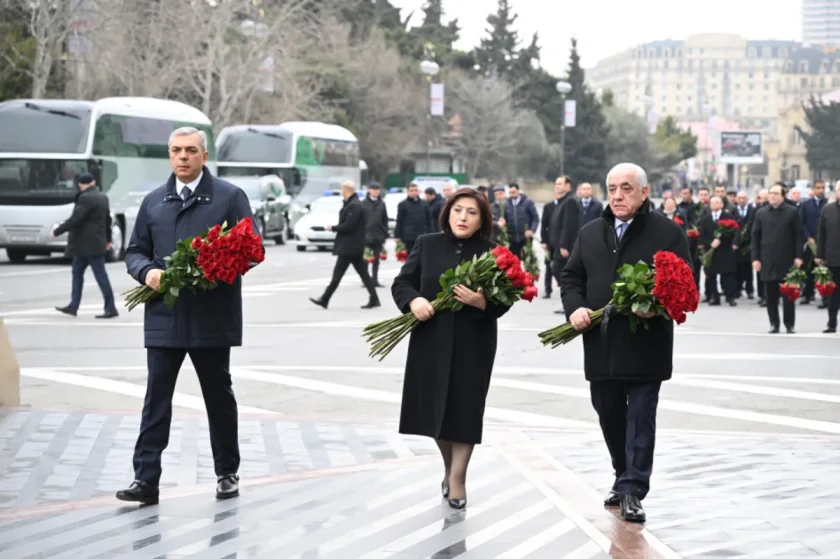 Dövlət və hökumət rəsmiləri Xocalı soyqırımı abidəsini ziyarət ediblər