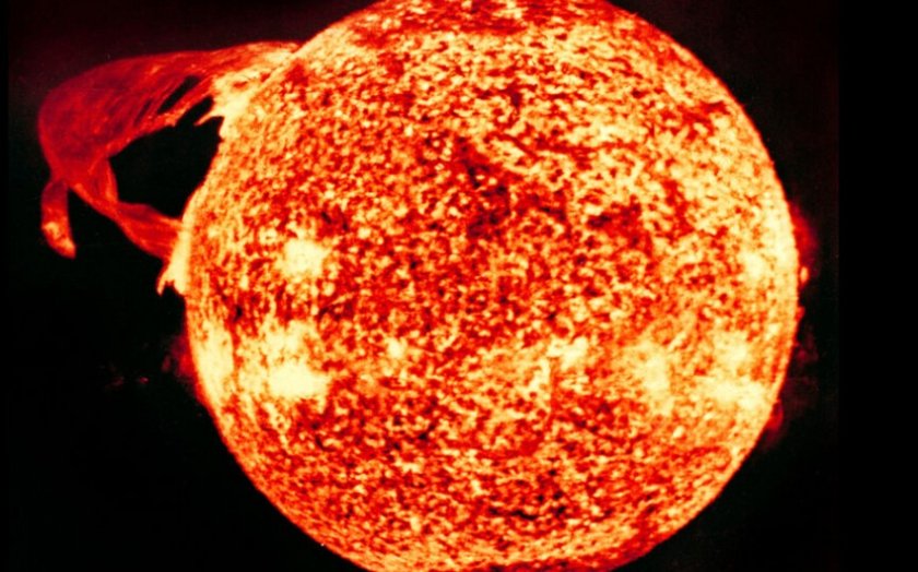 Günəşdə 12 güclü partlayış baş verib