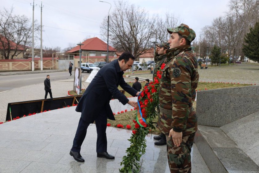 İsmayıllıda Xocalı soyqırımının 34-cü ildönümü ilə əlaqədar “Soyqırım abidəsi”i ziyarət olunub