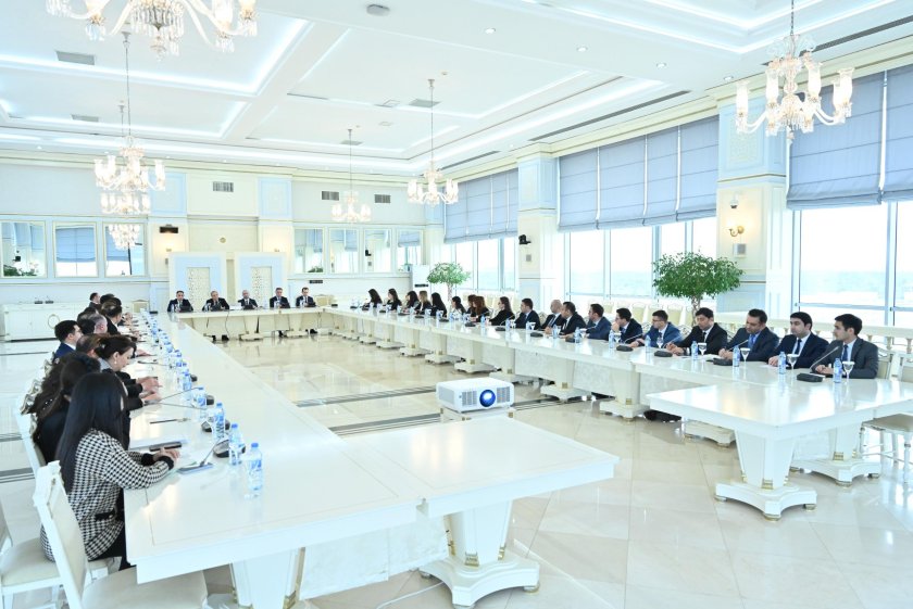 Parlamentdə vəzifəyə yeni təyin olunmuş hakimlərlə görüş keçirilib