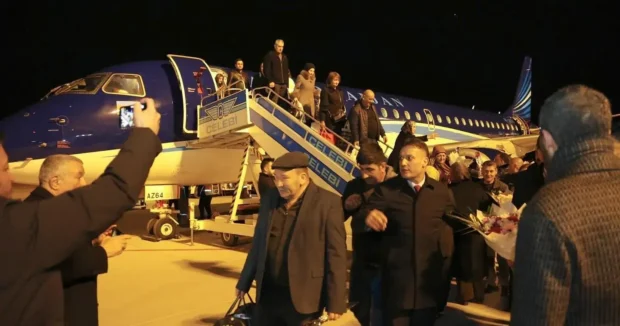 Türkiyə yenə böyük qardaşlıq etdi:  Azərbaycanlı sərnişinlər çiçəklərlə qarşılandı