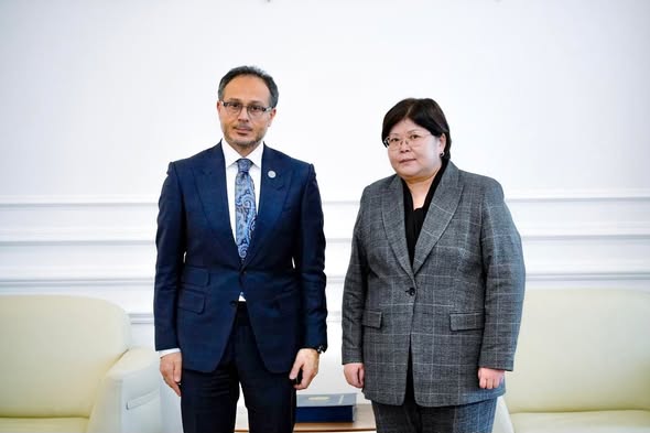 TÜRKPA Baş katibi Qazaxıstan Respublikası Konstitusiya Məhkəməsinin sədri ilə görüşüb