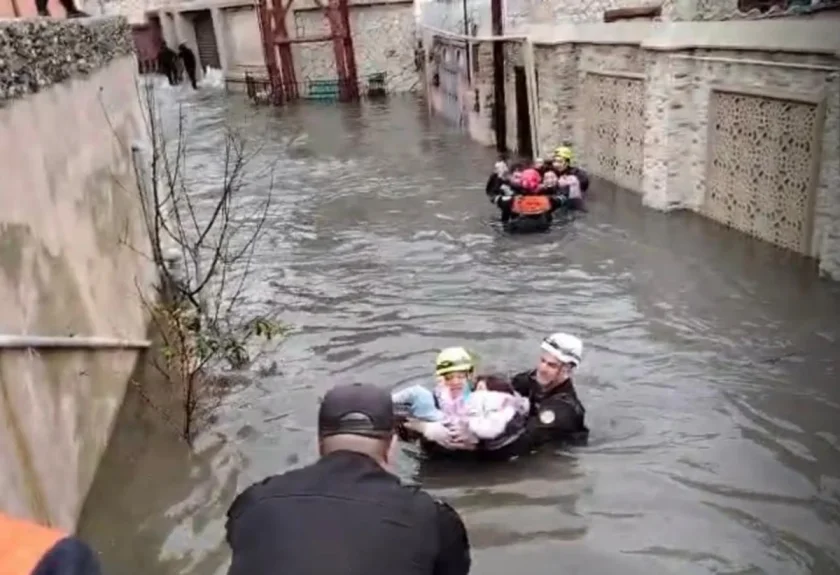 FHN Keşlədə su basmış ərazilərin sakinlərini təxliyə edib