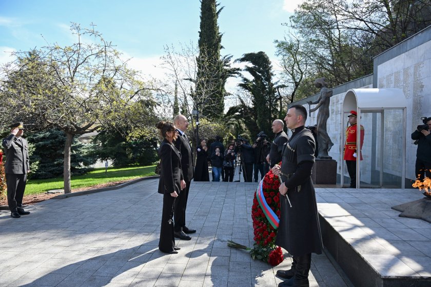 İlham Əliyev Tbilisidə Qəhrəmanlar Memorialını ziyarət edib