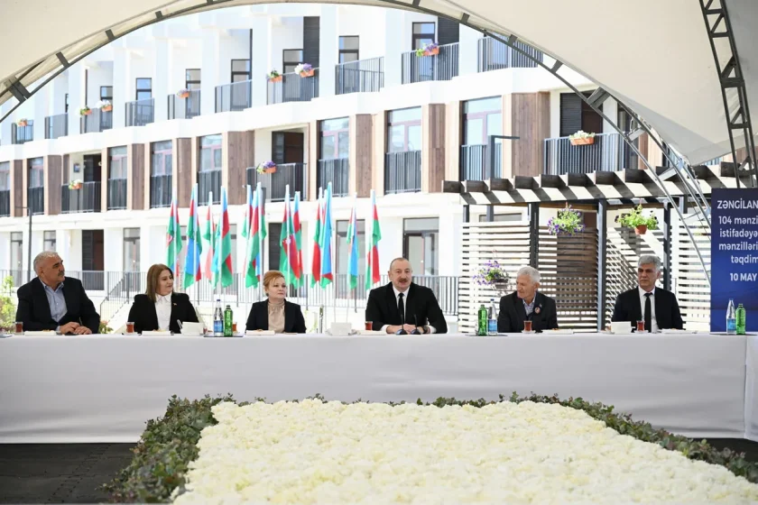 Prezident İlham Əliyev Zəngilan şəhərindəki ilk yaşayış kompleksinə köçən ailələrlə görüşüb