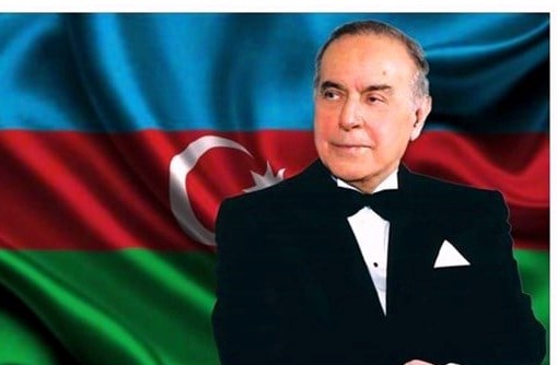Onun böyük adı və kölgəsi həmişə üstümüzdədir