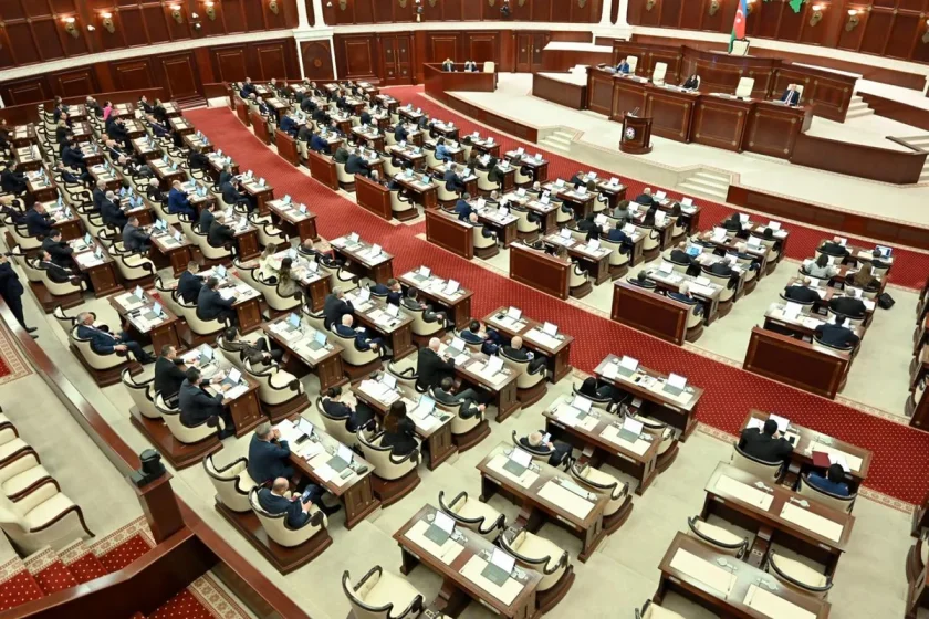 Parlamentin plenar iclası başlayıb, insan alverinə qarşı mübarizəyə dair illik hesabat dinləniləcək
